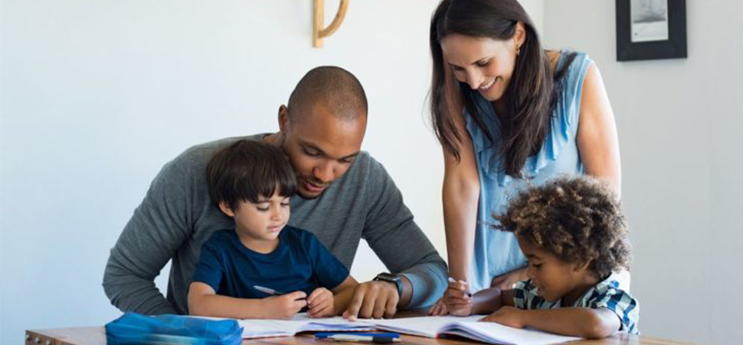 Família reunida em volta da mesa para atividades escolares, Acervo Teckids